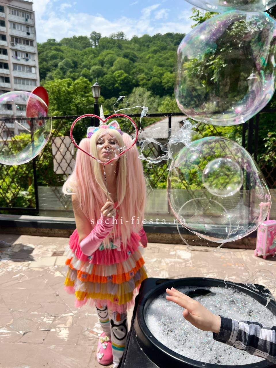 праздничный букет ко дню рождения из свежих гербер и хризантем с яркой упаковкой для жителя небольшого города