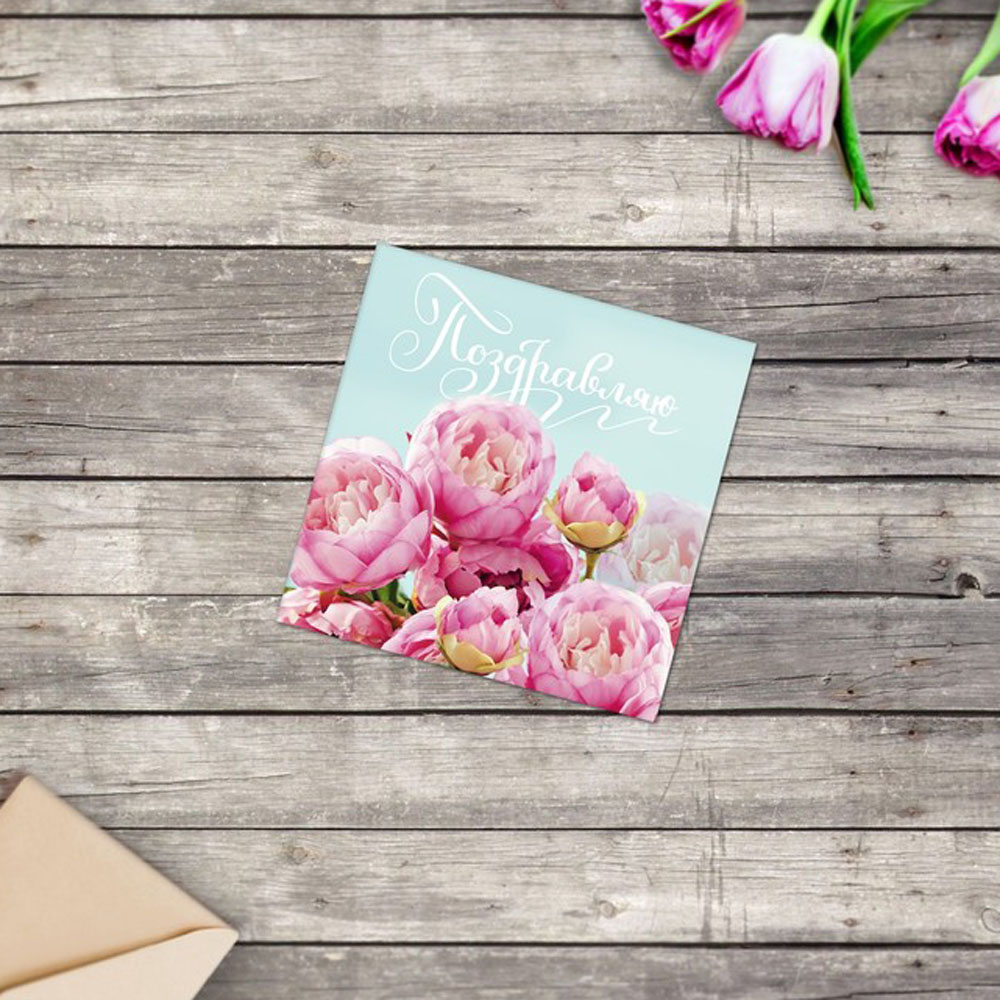 тематический набор подарков к букету — шоколад, свеча и мягкая игрушка для торжественного поздравления в небольшом городе