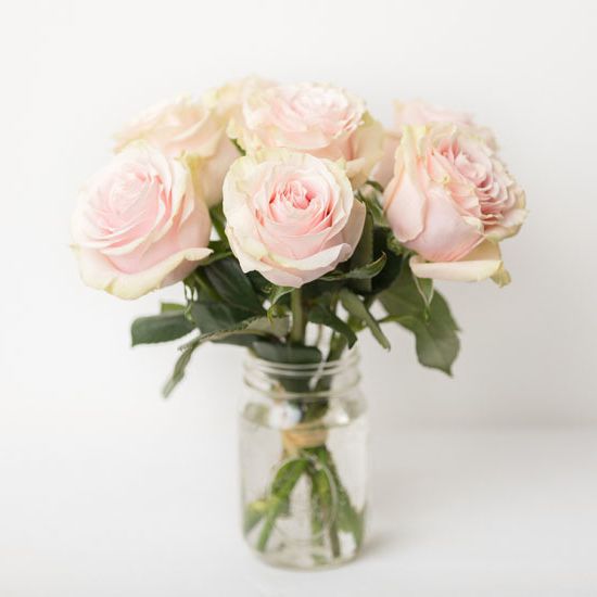 сортовые розы в местной флористической студии в Оренбурге