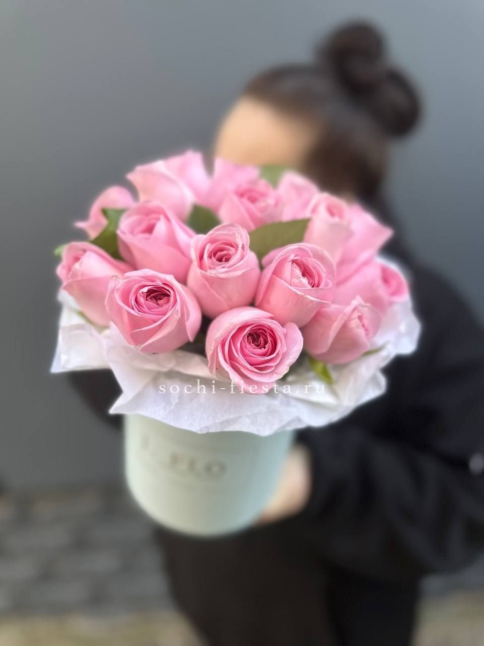 зимняя композиция с амариллисом и еловыми ветвями в Оренбурге