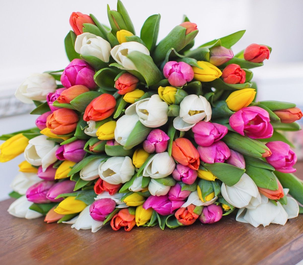 классическая корзина с лилиями и розами для юбилея в Оренбурге