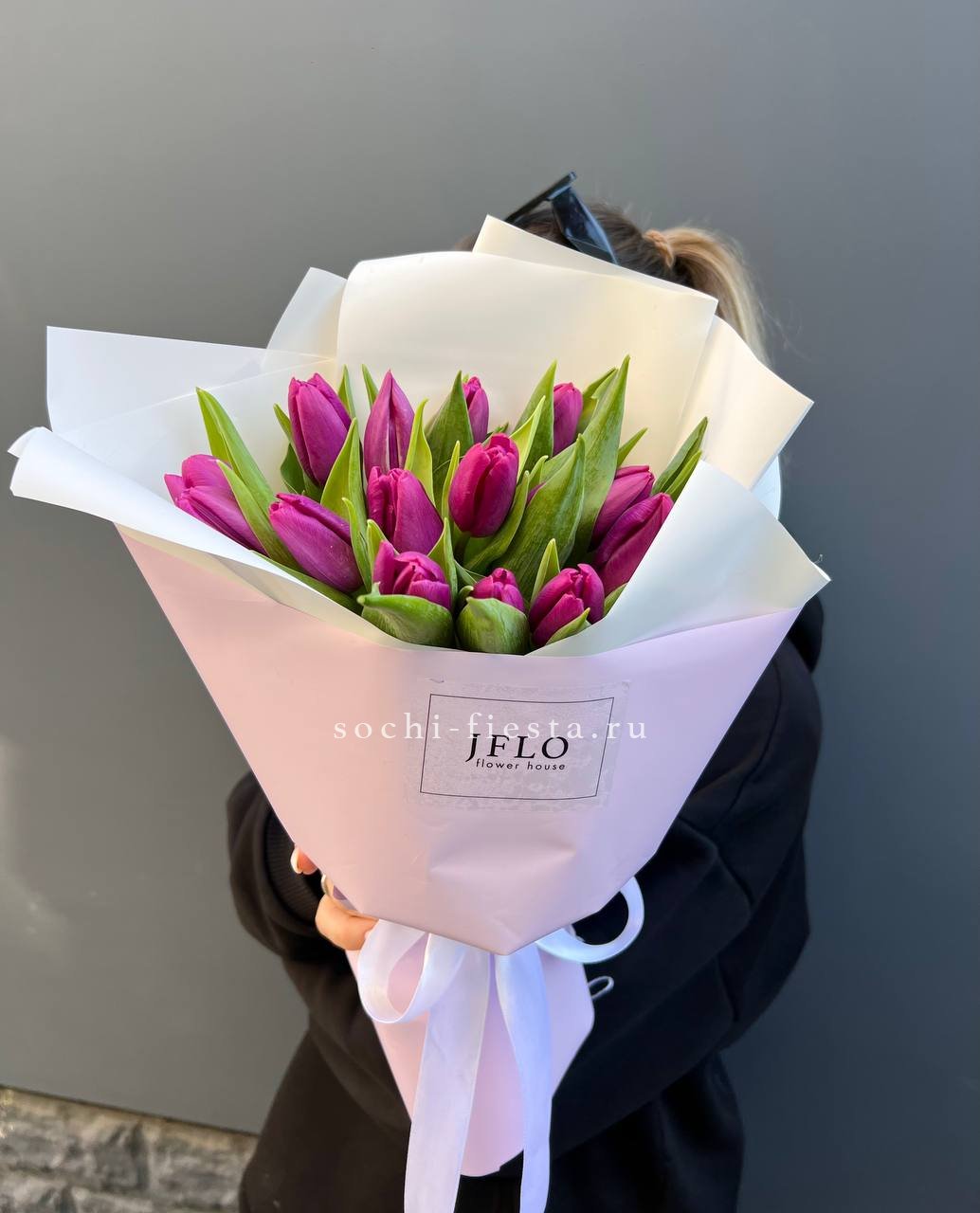 видовой каталог с розами и хризантемами в студии флористики в Оренбурге