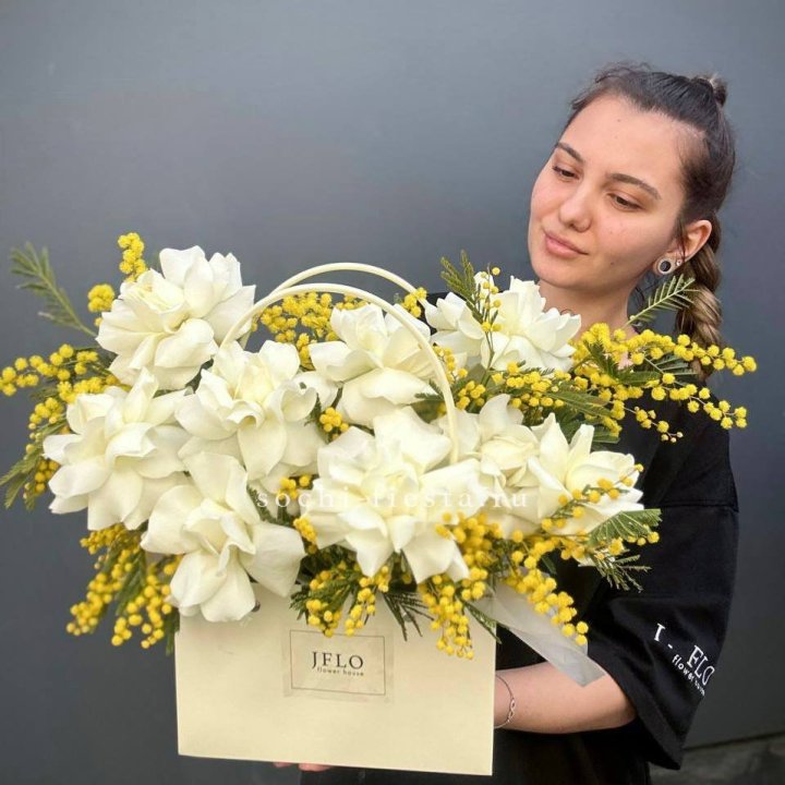 Французские Розы и мимоза  в сумочке  в Оренбурге