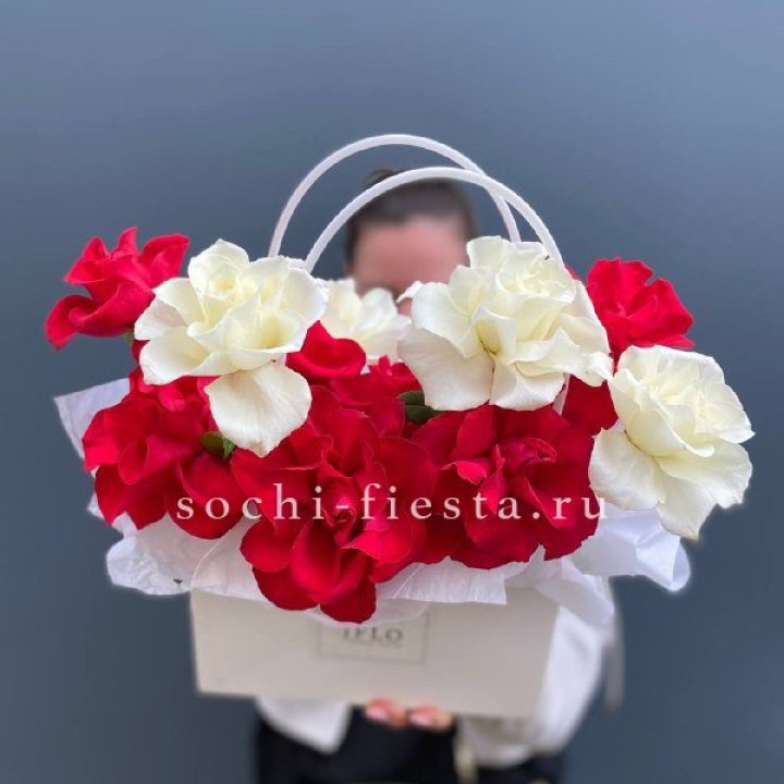 Сумочка  красных и белых роз в Оренбурге