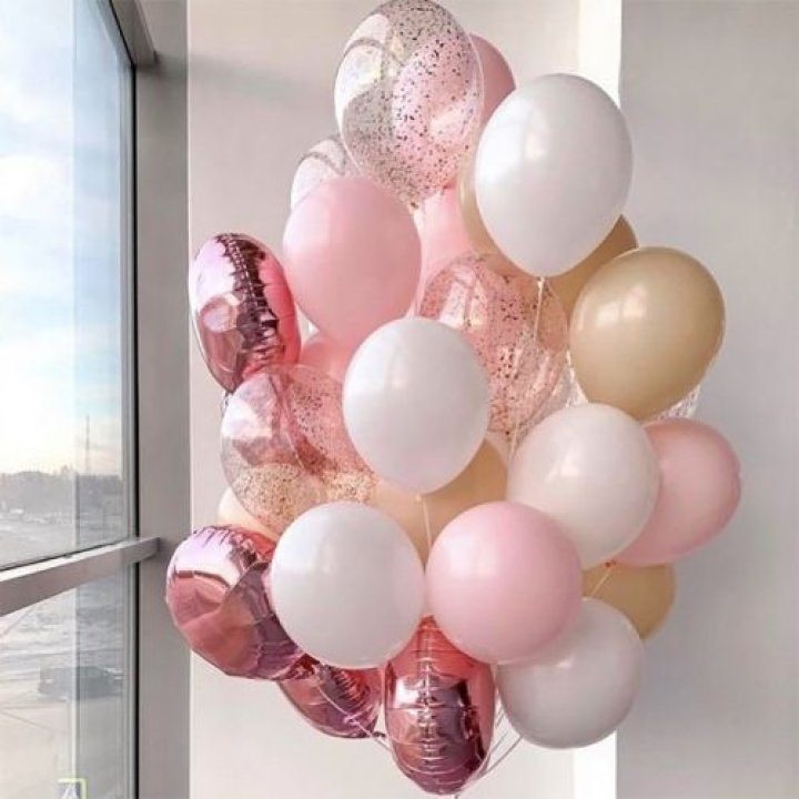 Фонтан шаров розового и белого цветов в Оренбурге