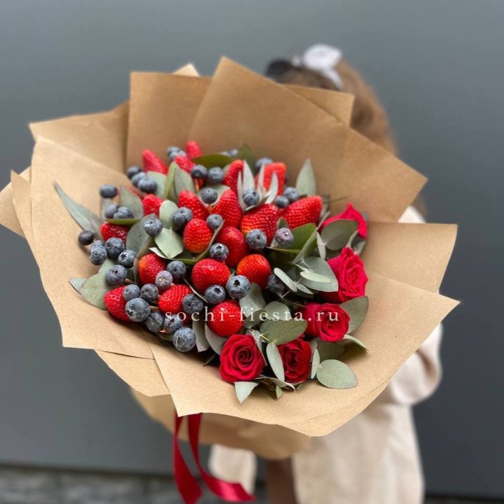 Клубника и голубика с цветами в Оренбурге