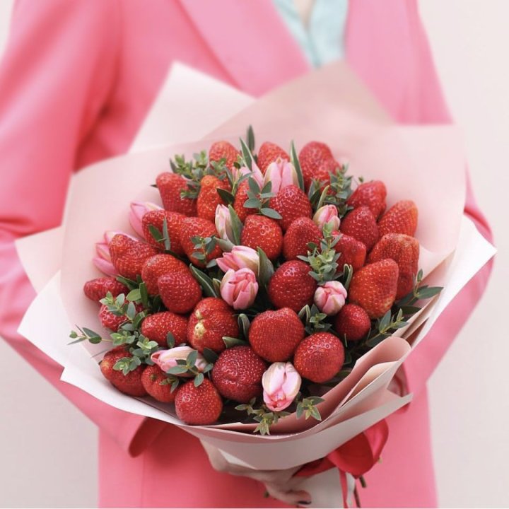 Тюльпаны и клубника в Оренбурге