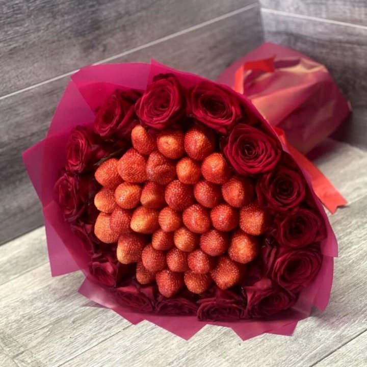 Клубничный букет с розами в Оренбурге