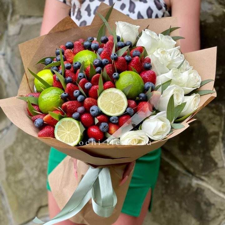 Ягодно-цитрусовый букет с розами в Оренбурге