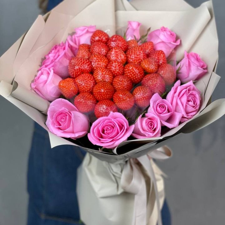 Клубника и розы в Оренбурге