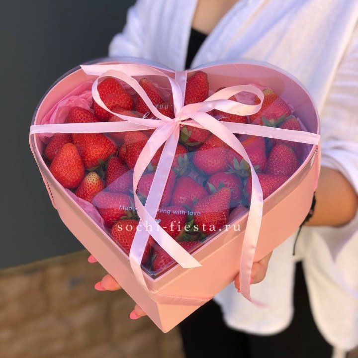 Коробочка сердце  с клубникой в Оренбурге