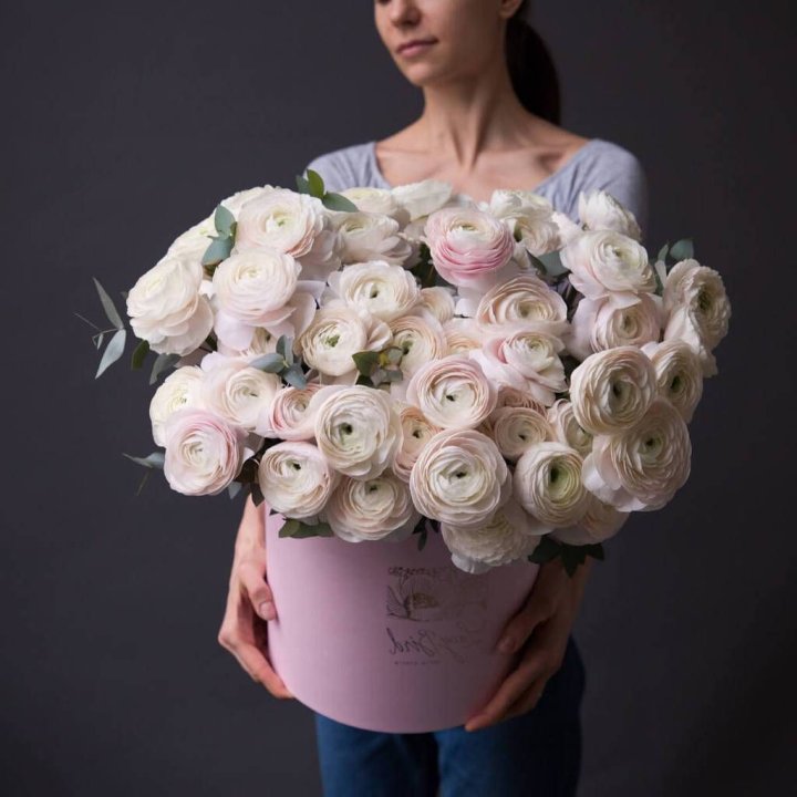 Бокс с ранункулюсами в Оренбурге