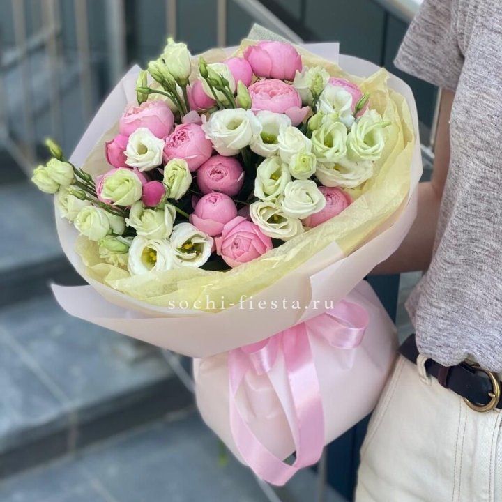 Букет кустовых роз с эустомой в Оренбурге