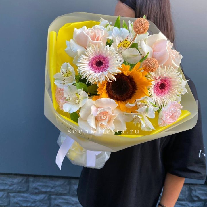 Букет с подсолнухом "Елоу" в Оренбурге