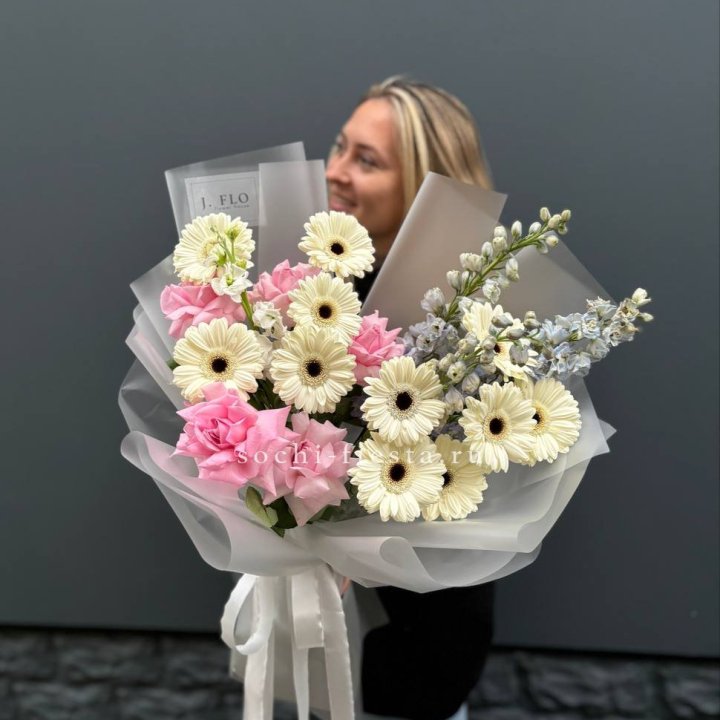 Букет роз и гербер в Оренбурге