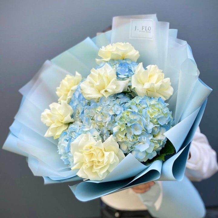  Букет из голубых гортензий и роз  в Оренбурге