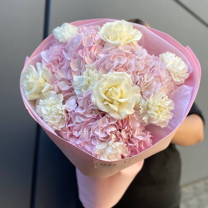  Букет гортензий и роз  в Оренбурге