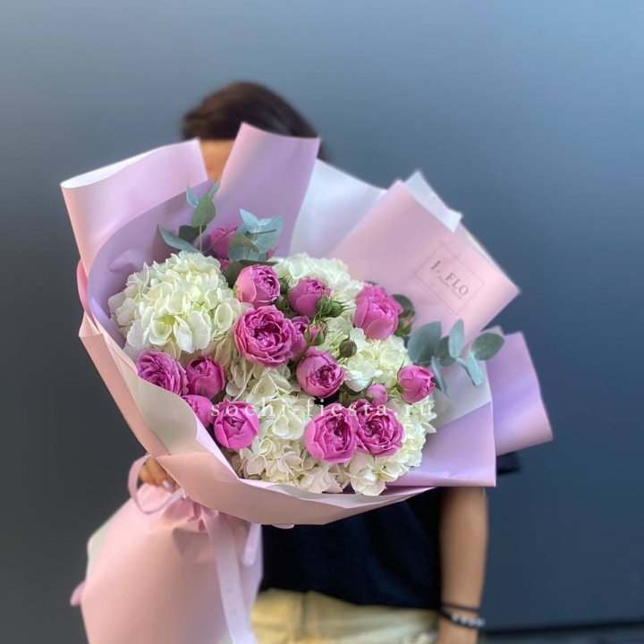 Букет белых гортензий и пионовидных роз  в Оренбурге