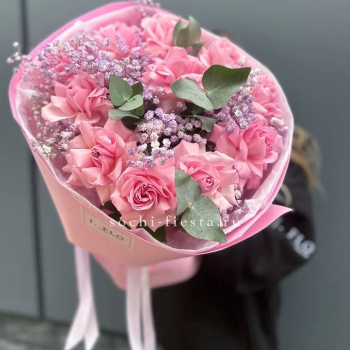 Розовые французские розы с гипсофилой в Оренбурге