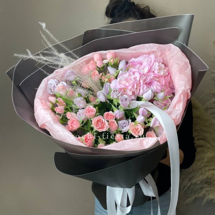  Букет гортензии и роз "Саперави" в Оренбурге