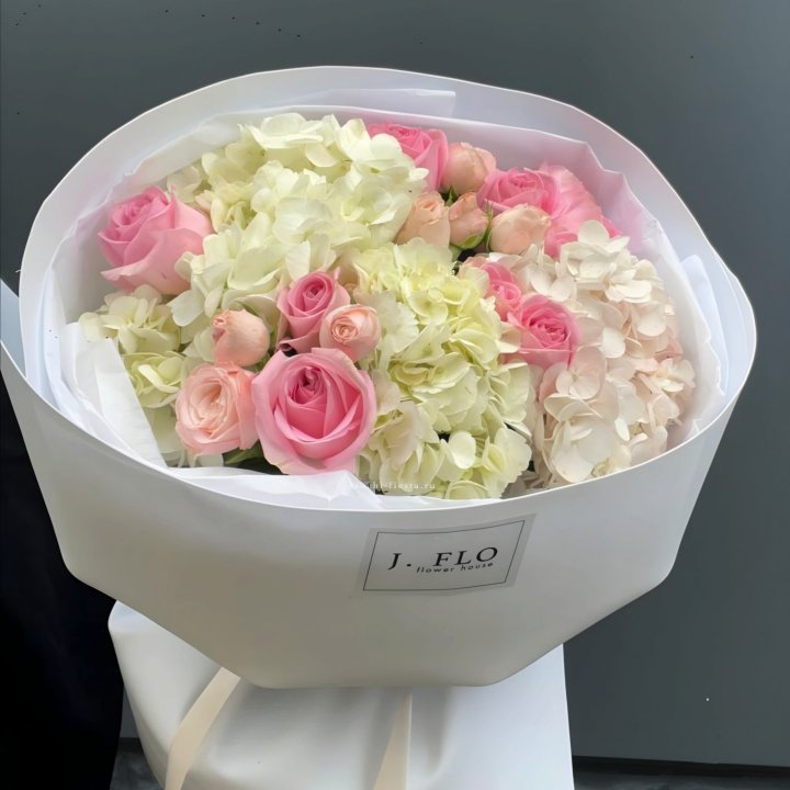  Букет гортензии и роз  "Тиамо" в Оренбурге