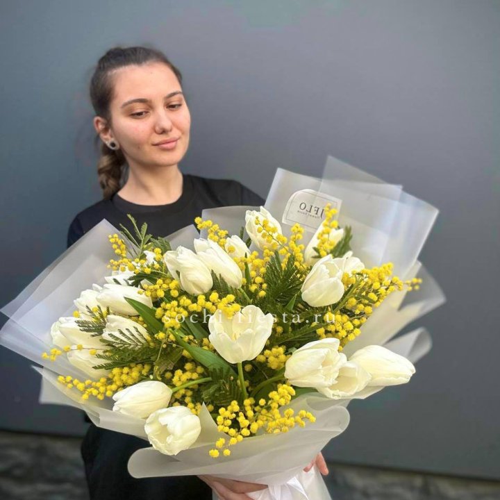 Букет тюльпанов и мимозы в Оренбурге