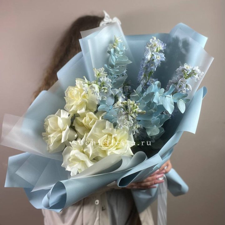 Букет из белых французских роз и дельфиниума в Оренбурге