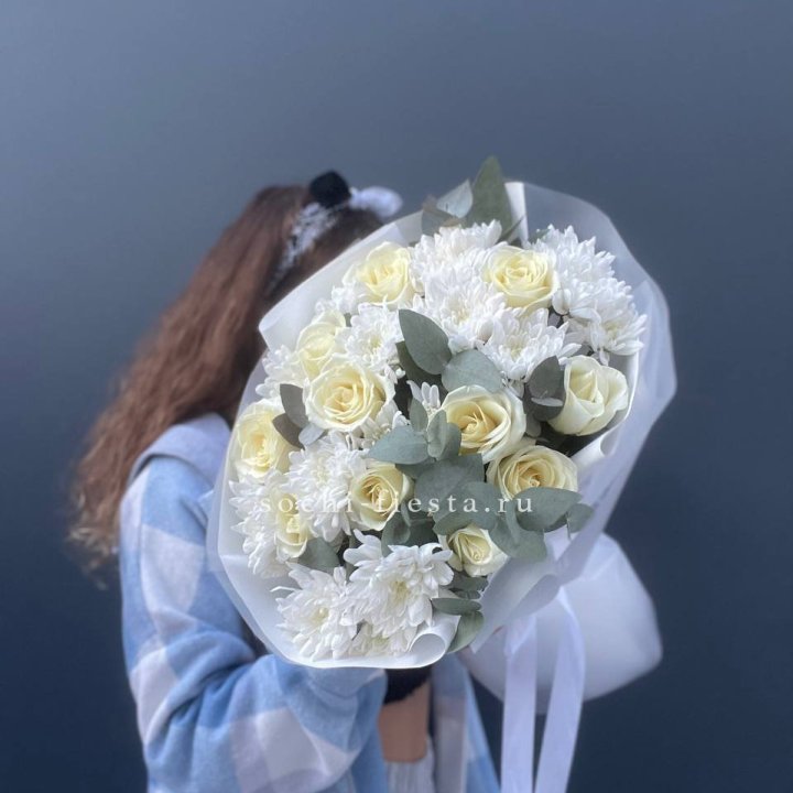 Букет белых роз с хризантемой  в Оренбурге