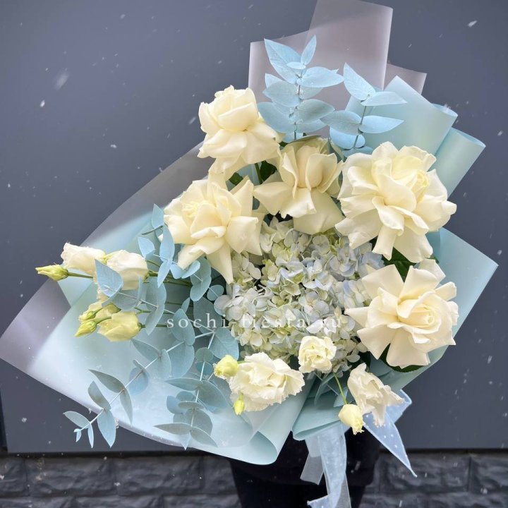 Букет с гортензией и белыми французскими розами в Оренбурге