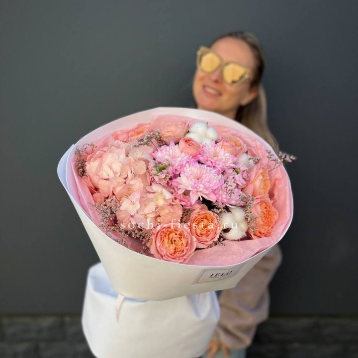 Букет гортензии и кустовых роз  в Оренбурге