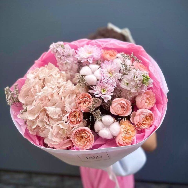 Букет гортензии и кустовых роз "Абрассо" в Оренбурге