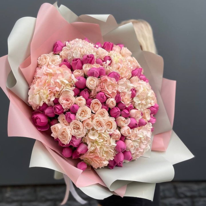 Букет кустовые розы и гортензия в Оренбурге