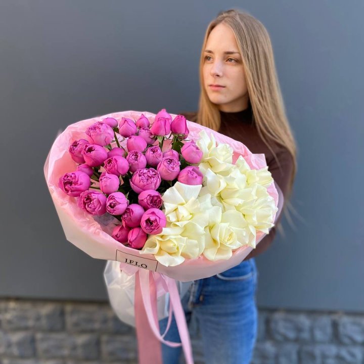 Дуо белых и кустовых роз в Оренбурге