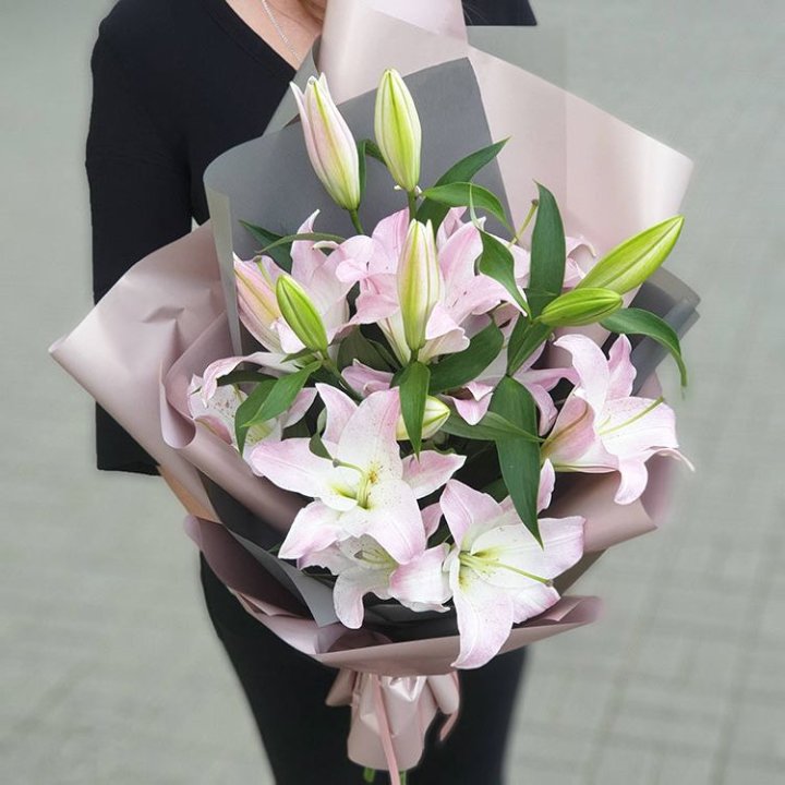 Букет розовых лилий в Оренбурге
