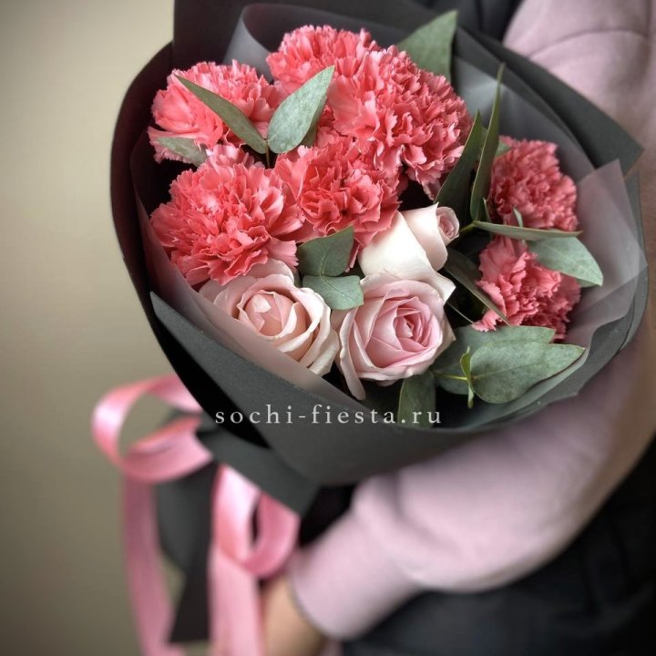 Букет из роз и диантусов "Пенелопа" в Оренбурге