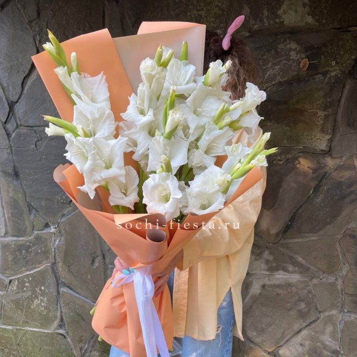 Букет белых гладиолусов  в Оренбурге