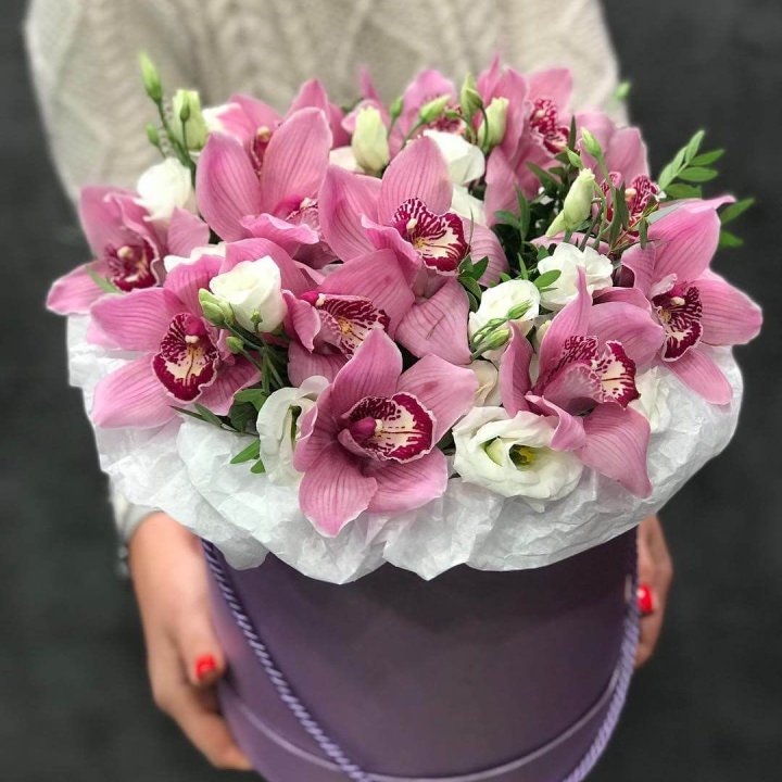 Орхидея и эустома в шляпной коробке в Оренбурге