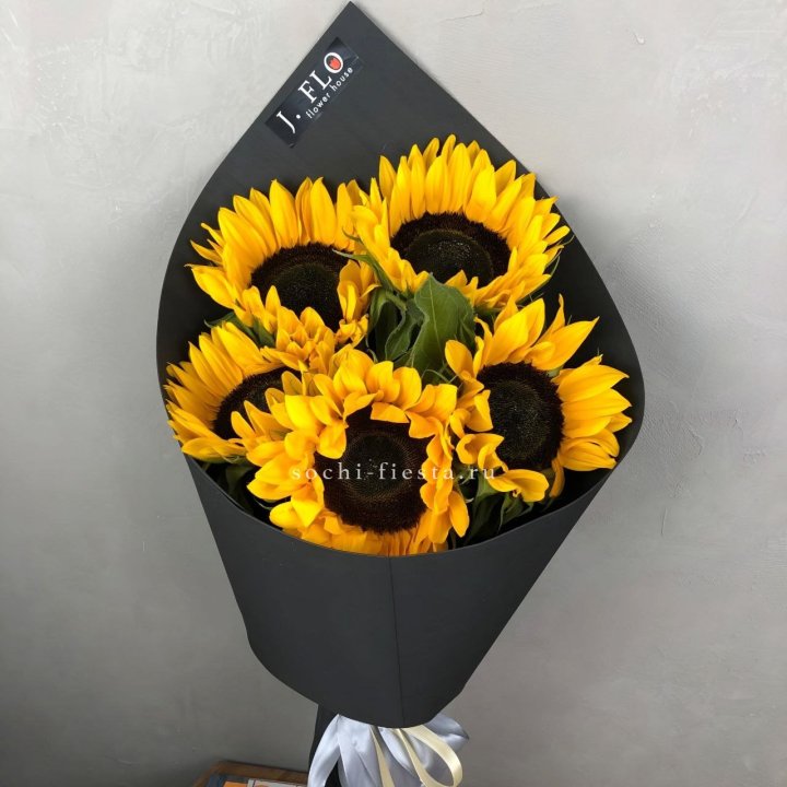 Букет из 5  подсолнухов в Оренбурге