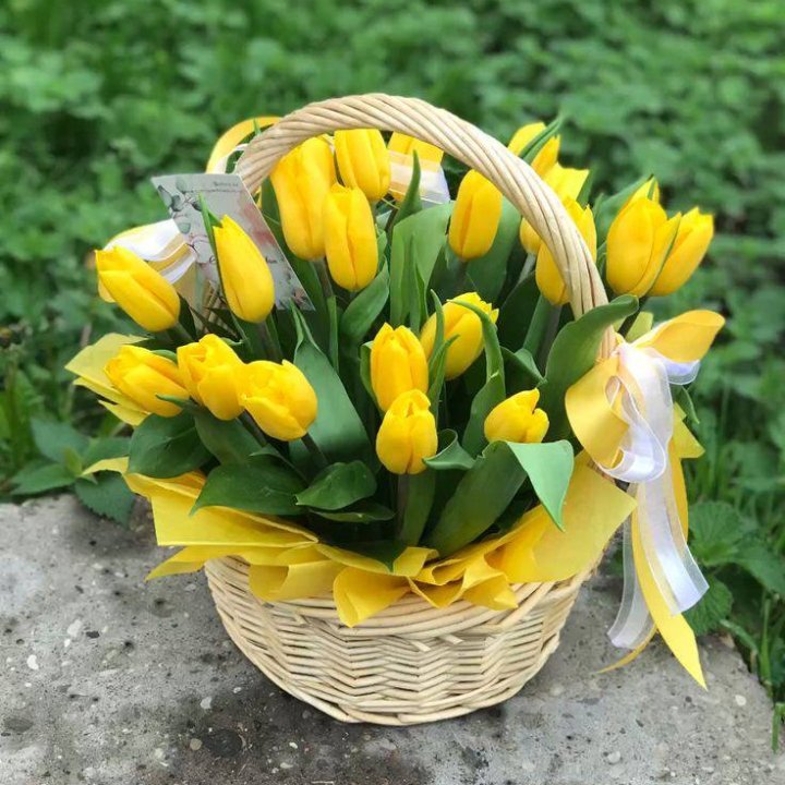 25 желтых тюльпанов в корзине в Оренбурге