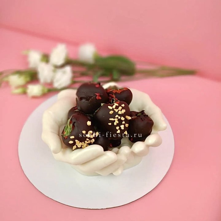 Клубника в шоколаде на шоколадных ладонях  в Оренбурге