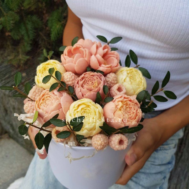 Шоколадный букет с ягодами в Оренбурге