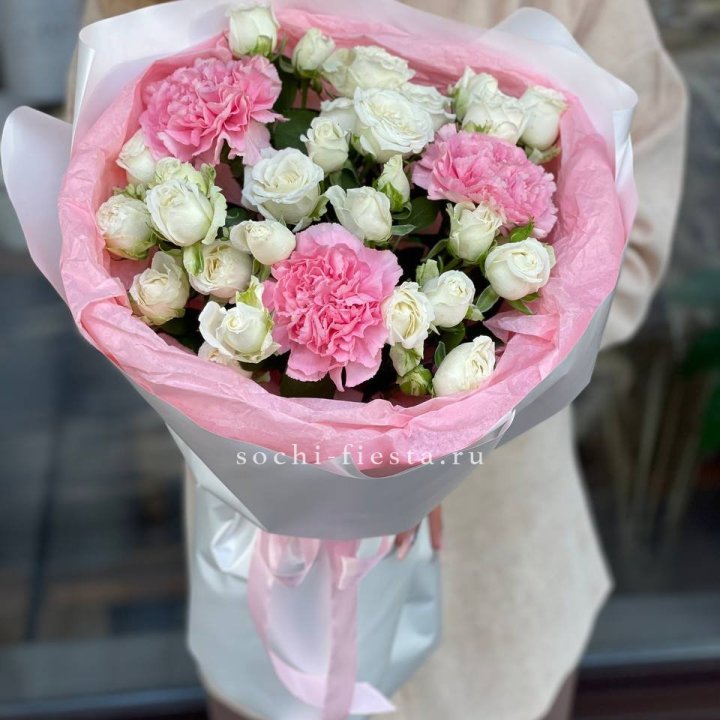 Букет розы с диантусами "Блэш" в Оренбурге