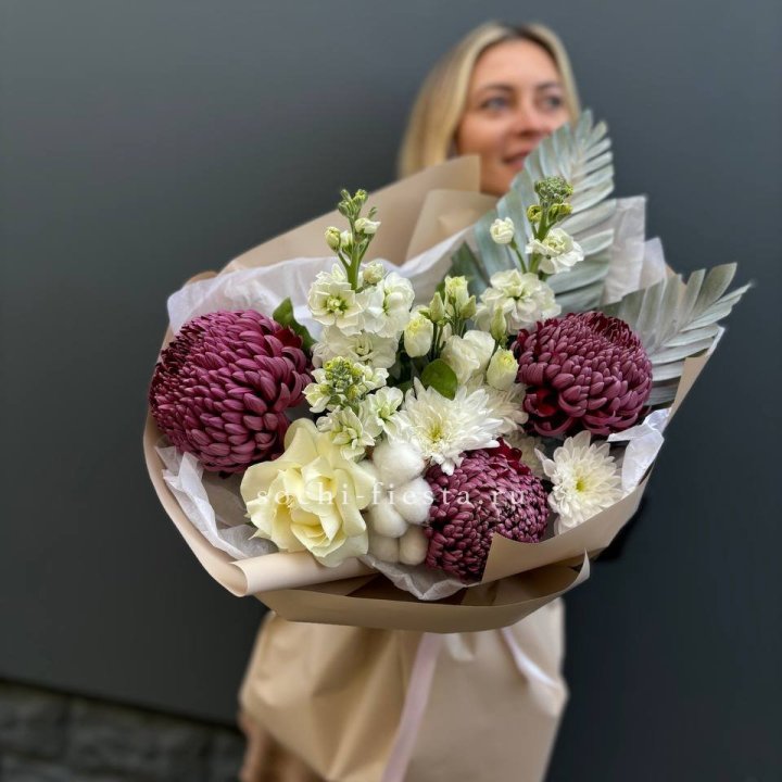 Хризантемы с маттиолой розами эустомой Чика в Оренбурге