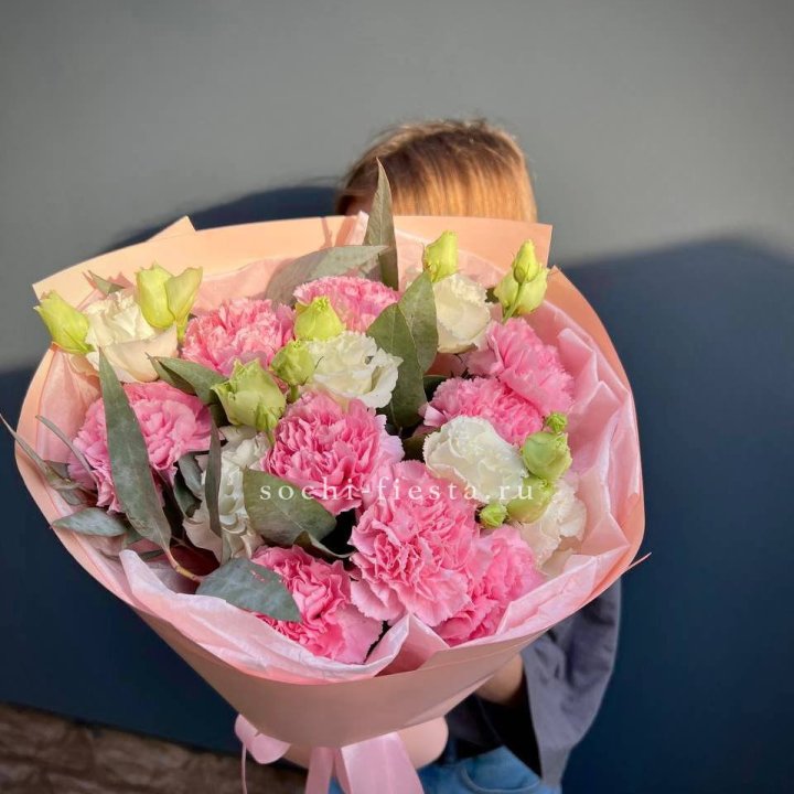 Букет гвоздик и  эустом "Сири" в Оренбурге