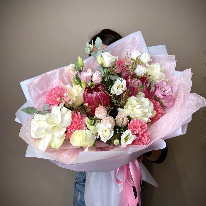 Букет с протеей, розами "Элеонора" в Оренбурге