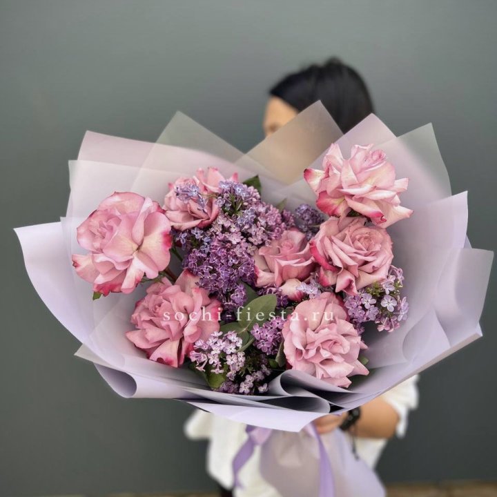 Букет из розовых роз и сирени в Оренбурге