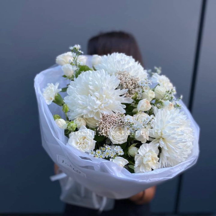 Букет хризантем и роз вайт шотс в Оренбурге