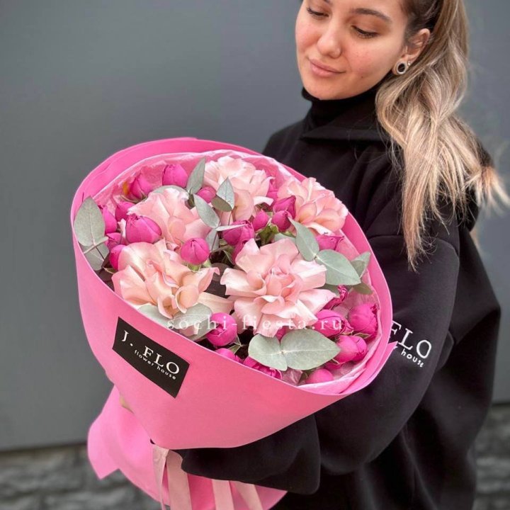 Букет французских и пионовидных роз "Ламиносо" в Оренбурге