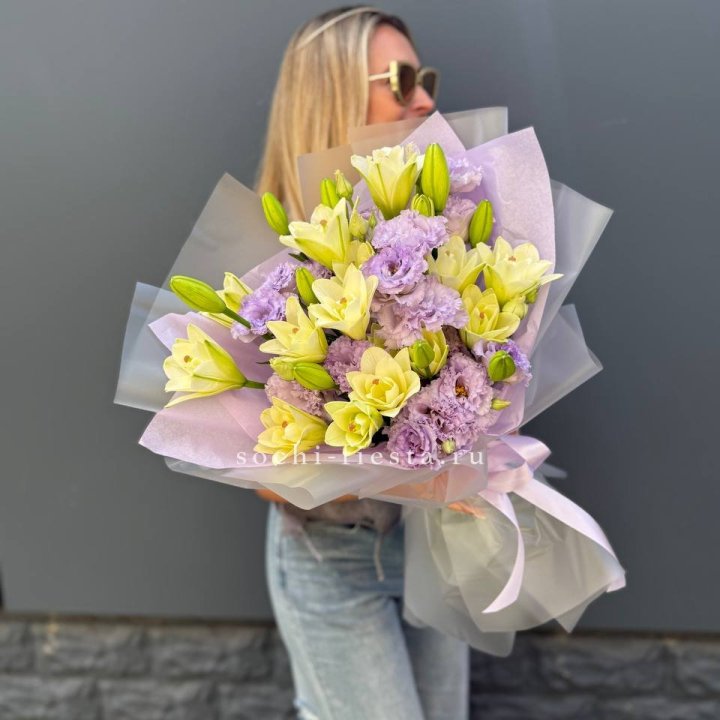 Букет лилий и эустом в Оренбурге