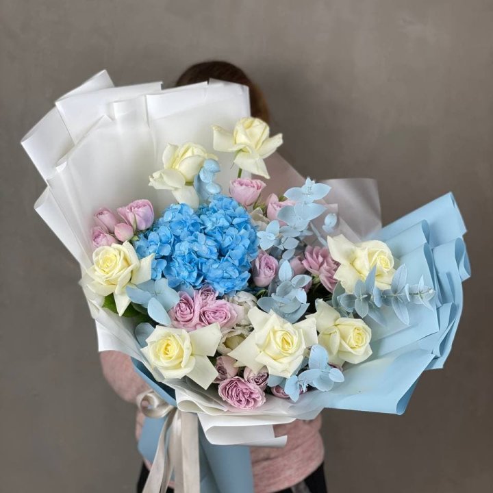 Дизайнерский букет "Блю скайфорт" в Оренбурге